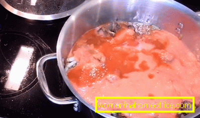 Ogulite rajčice, zgnječite ih u pire od krumpira i dodajte govedini s lukom