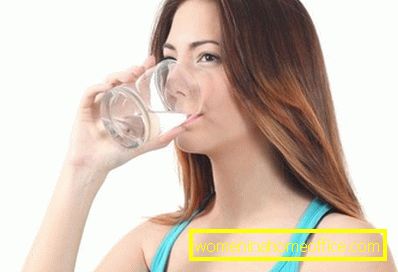 Liječnici preporučuju pijenje najmanje 2 litre vode dnevno.